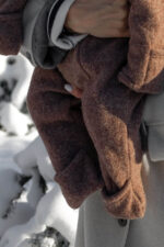 Kombinezon niemowlęcy z Wełny Merino kakao | Jesienno-zimowy z odwijanymi łapkami i stópkami - obrazek 3