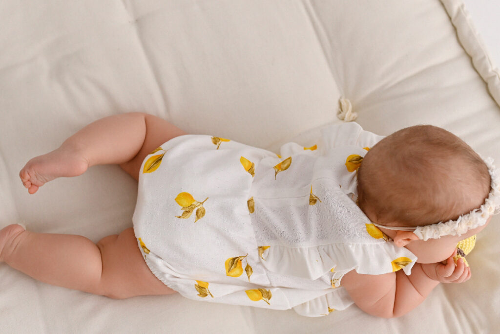 niemowlak leżący na brzuchu