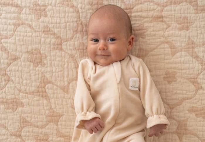 niemowlę leżace na kocu