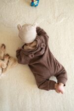 Kombinezon niemowlęcy z Wełny Merino wiosenno-letni czekolada - obrazek 7