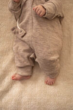 Kombinezon niemowlęcy z Wełny Merino wiosenno-letni jasny beż - obrazek 4