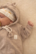 Kombinezon niemowlęcy z Wełny Merino wiosenno-letni jasny beż - obrazek 6