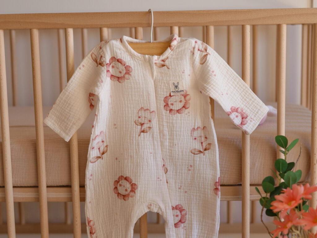 rampers niemowlęcy zawieszony na łóżeczku