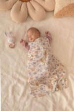 Ażurkowy śpiworek dla niemowląt pastelowe kwiatuszki