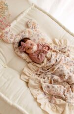 Kocyk muślinowy dla niemowląt (czterowarstwowy) / otulacz dwustronny z falbanką Pastelowe kwiatuszki - obrazek 6