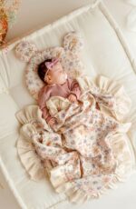 Kocyk muślinowy dla niemowląt (czterowarstwowy) / otulacz dwustronny z falbanką Pastelowe kwiatuszki - obrazek 2