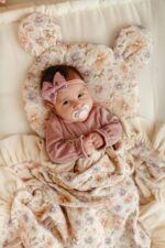 Kocyk muślinowy dla niemowląt (czterowarstwowy) / otulacz dwustronny z falbanką Pastelowe kwiatuszki