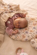 Kocyk muślinowy dla niemowląt (czterowarstwowy) / otulacz dwustronny z falbanką Pastelowe kwiatuszki - obrazek 4