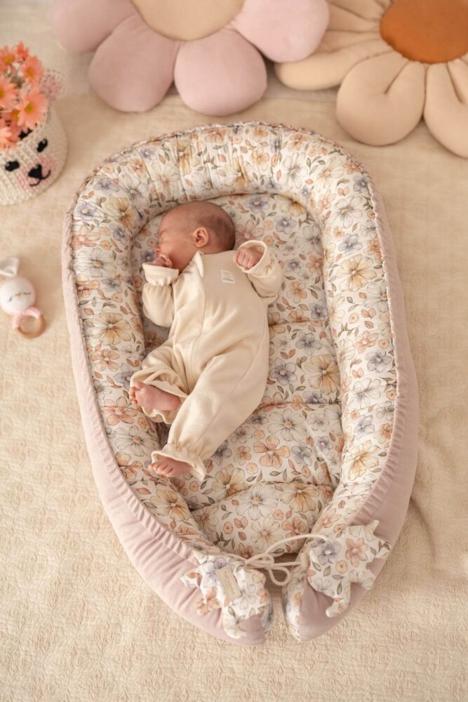 Kokon niemowlęcy Pastelowe kwiatuszki – pudrowy róż