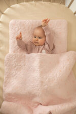 Kocyk kołderka dla dzieci muślin pikowany kwiatuszki pudrowy róż - obrazek 2