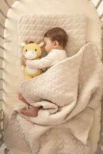 Kocyk kołderka dla dzieci muślin pikowany serduszka beżowe - obrazek 4