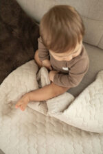 Kocyk kołderka dla dzieci muślin pikowany serduszka beżowe - obrazek 2