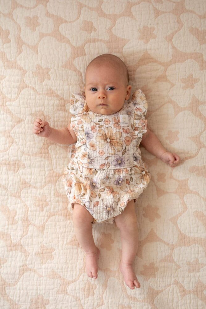 Rampers niemowlęcy muślinowy pastelowe kwiatuszki (body)