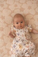 Rampers niemowlęcy muślinowy letni pastelowe kwiatuszki - obrazek 2