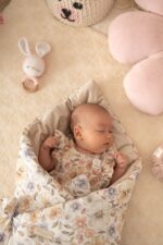 Rożek niemowlęcy pastelowe kwiatuszki – jasny beż - obrazek 2