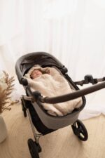 Śpiworek muślinowy do gondoli i fotelika wiosenno-letni dla niemowląt pikowane kwiatuszki - beżowe - obrazek 4