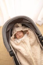 Śpiworek muślinowy do gondoli i fotelika wiosenno-letni dla niemowląt pikowane kwiatuszki - beżowe - obrazek 5