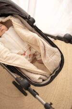 Śpiworek muślinowy do gondoli i fotelika wiosenno-letni dla niemowląt pikowane kwiatuszki - beżowe - obrazek 6