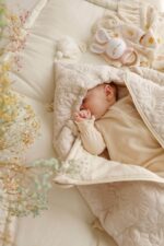 Śpiworek muślinowy do gondoli i fotelika wiosenno-letni dla niemowląt pikowane kwiatuszki - beżowe - obrazek 3