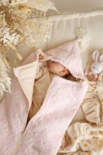 Śpiworek muślinowy do gondoli i fotelika wiosenno-letni dla niemowląt pikowane kwiatuszki – pudrowy róż - obrazek 2