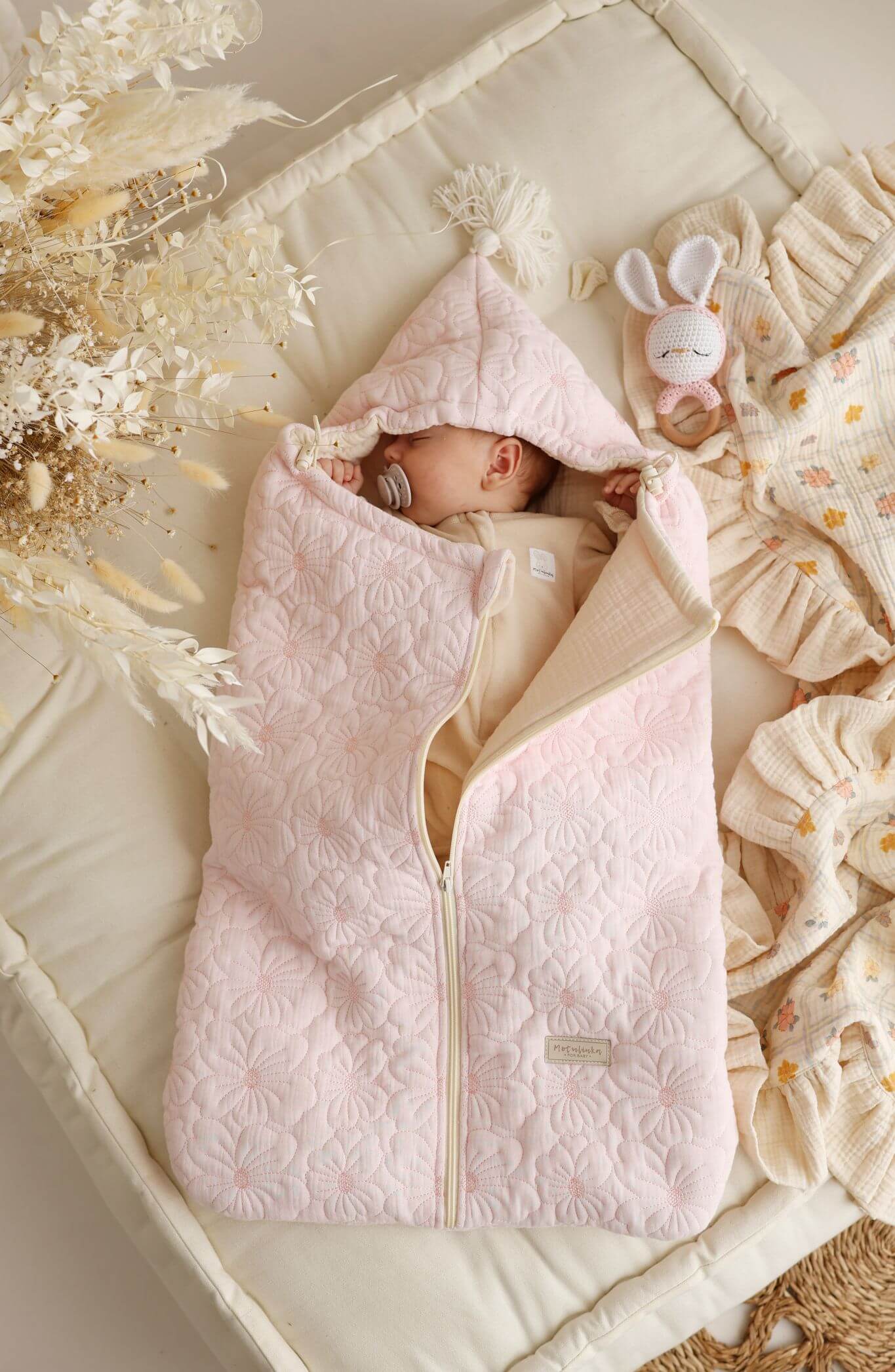 Śpiworek muślinowy do gondoli i fotelika dla niemowląt pikowane kwiatuszki – pudrowy róż2 Śpiworek muślinowy do gondoli i fotelika wiosenno-letni dla niemowląt pikowane kwiatuszki – pudrowy róż - obrazek 1