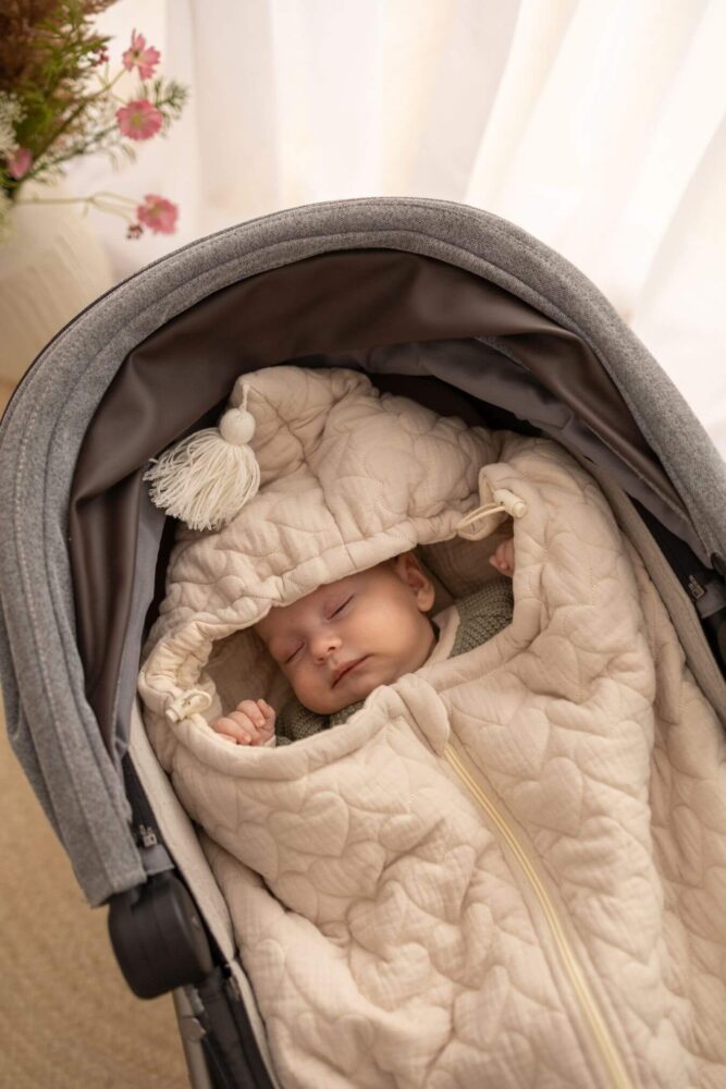 Śpiworek muślinowy do gondoli i fotelika wiosenno-letni dla niemowląt pikowane serduszka - beżowe