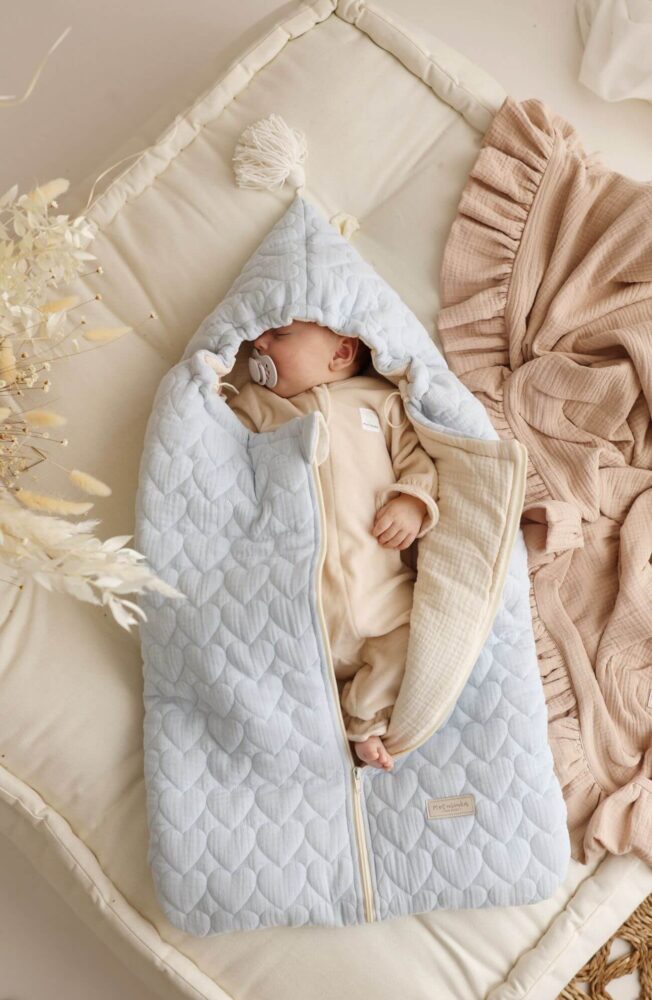 Śpiworek muślinowy do gondoli i fotelika wiosenno-letni dla niemowląt pikowane serduszka - pastelowy błękit