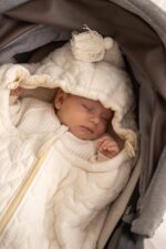 Śpiworek muślinowy do gondoli i fotelika wiosenno-letni dla niemowląt pikowane serduszka – śmietankowe - obrazek 8