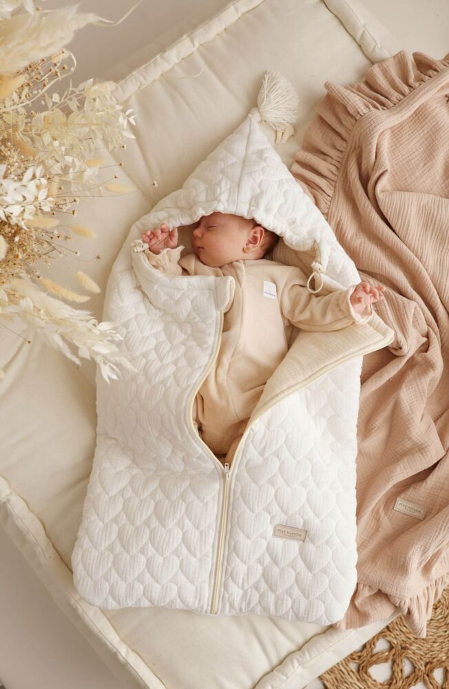 Śpiworek muślinowy do gondoli i fotelika wiosenno-letni dla niemowląt pikowane serduszka – śmietankowe