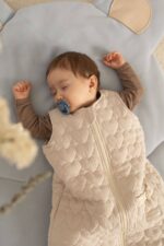 Śpiworek muślinowy do spania pikowane serduszka beżowe - obrazek 3