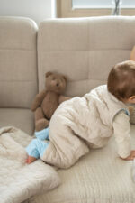 Saco de dormir de muselina beige con patas y corazones acolchados - imagen 3