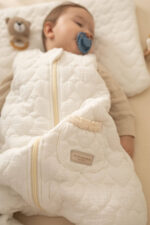 Saco de dormir de muselina con patas, corazones acolchados, color crema - imagen 2