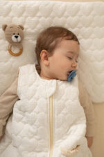 Saco de dormir de muselina con patas, corazones acolchados, color crema - imagen 3