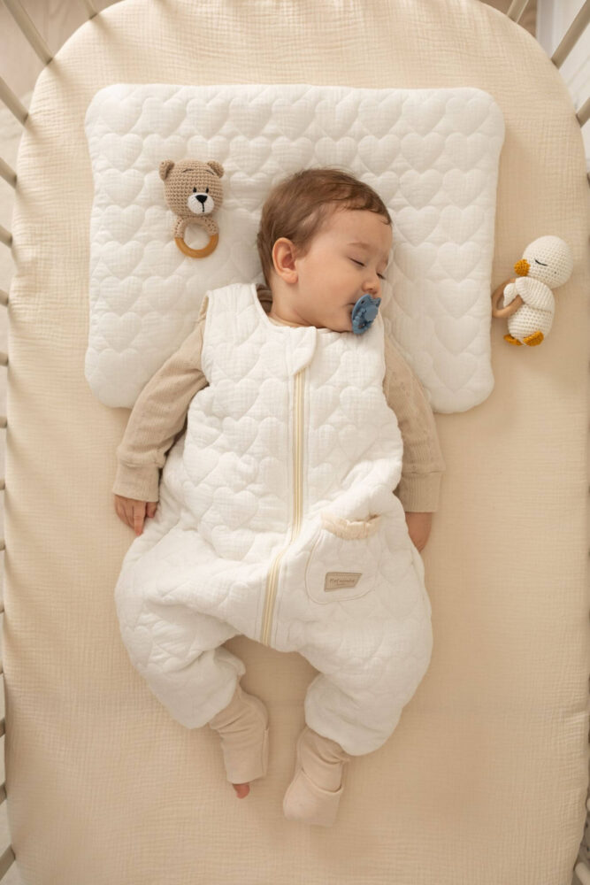 Śpiworek z nogawkami muślinowy do spania pikowane serduszka śmietanka