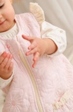 Śpiworek z nogawkami muślinowy do spania pikowane kwiatuszki pudrowy róż - obrazek 4