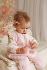 Śpiworek z nogawkami muślinowy do spania pikowane kwiatuszki pudrowy róż - obrazek 2