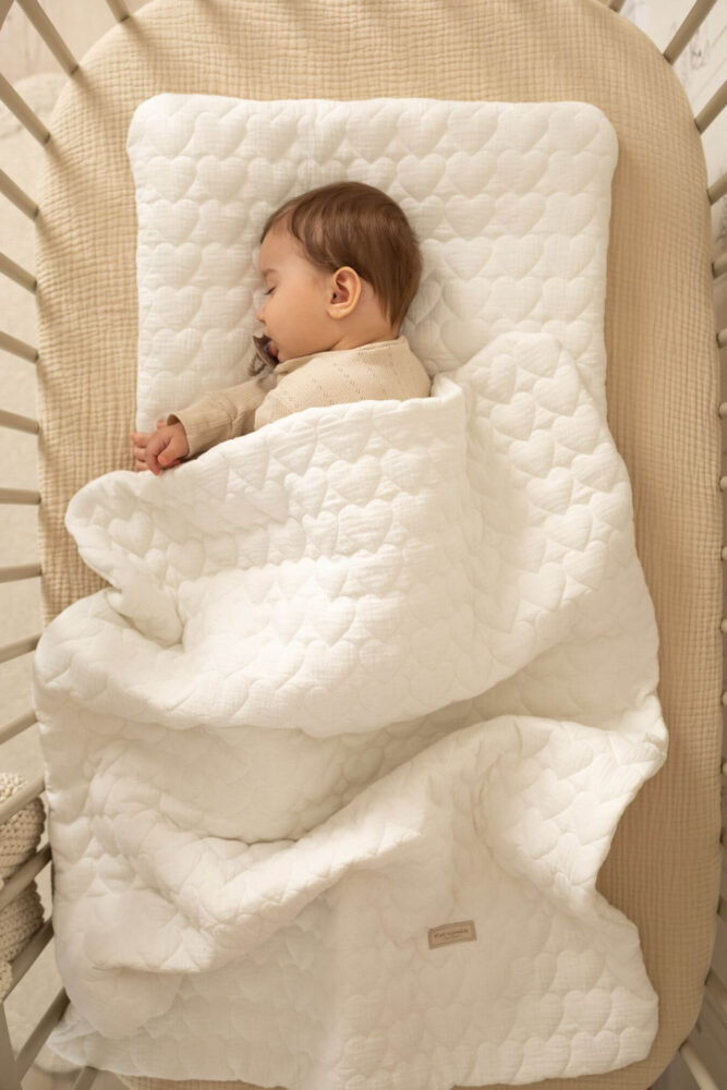 Kocyk kołderka dla dzieci muślin pikowany serduszka śmietanka