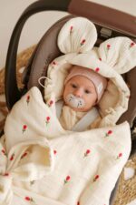 Otulacz do fotelika muślinowy premium Haftowane tulipany – natural - obrazek 3