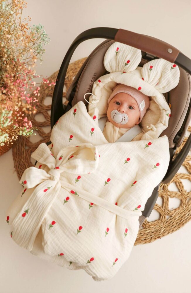 Otulacz do fotelika muślinowy premium Haftowane tulipany – baby natural