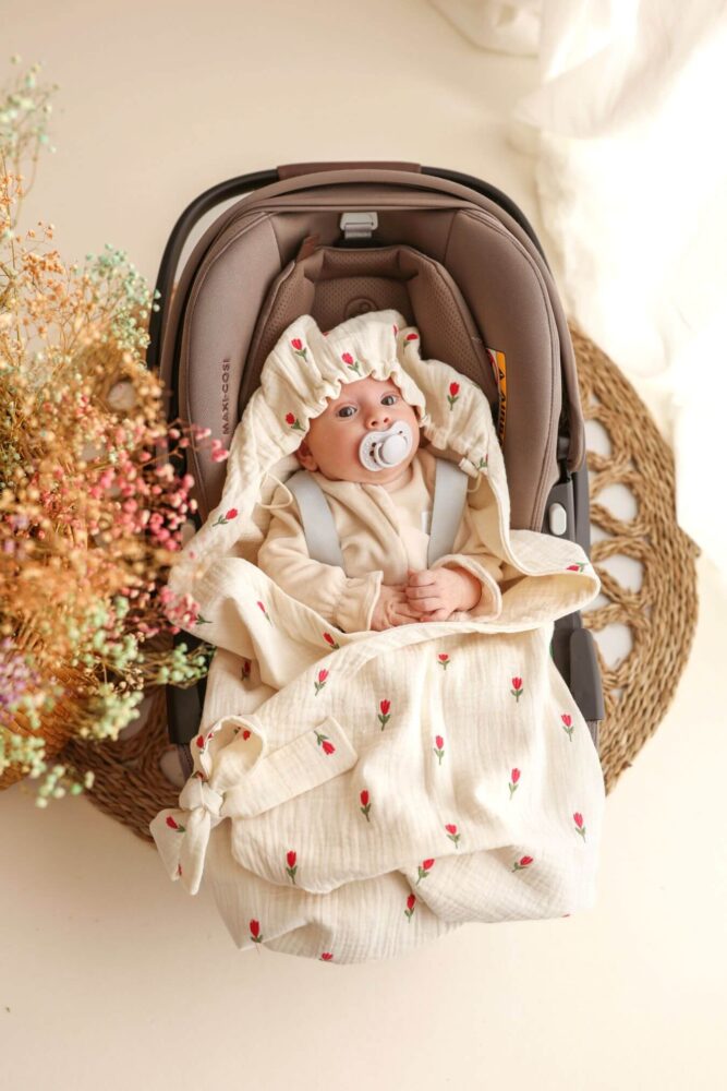 Letni otulacz do fotelika muślinowy premium Haftowane tulipany natural