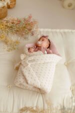 Rożek niemowlęcy muślinowy kwiecista łączka - pudrowy róż - obrazek 2