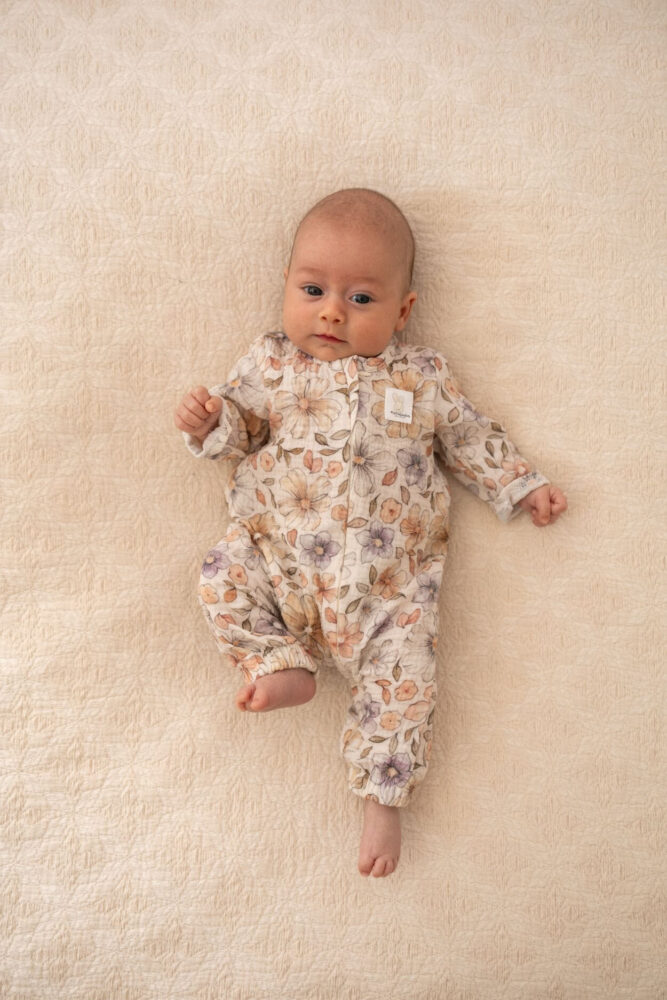 Rampers niemowlęcy muślinowy pastelowe kwiatuszki