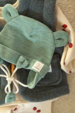 Czapeczka Wełna Merino wiązana całoroczna dla dzieci i niemowląt - pastelowa zieleń - obrazek 2