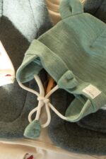 Czapeczka Wełna Merino wiązana całoroczna dla dzieci i niemowląt - pastelowa zieleń - obrazek 3