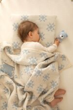 Kocyk dziecięcy dziany organic cotton z poduszką - niebieskie gwiazdki - obrazek 2