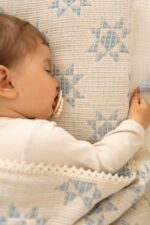 Kocyk dziecięcy dziany organic cotton z poduszką - niebieskie gwiazdki - obrazek 4