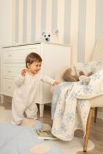 Kocyk dziecięcy dziany organic cotton z poduszką - niebieskie gwiazdki - obrazek 5