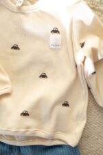 Bluzka longsleeve dziecięca bawełna prążkowana czarne autka - obrazek 6