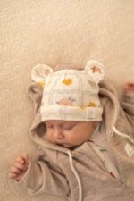 Czapeczka ażurkowa dla dzieci i niemowląt kwiatuszki w kratce z uszkami