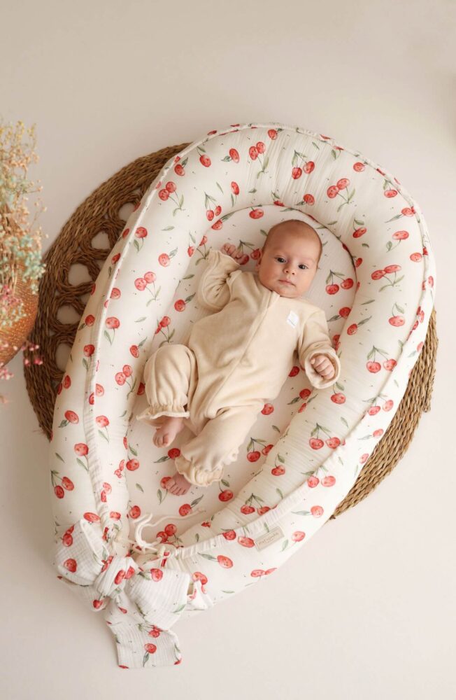 Kokon niemowlęcy premium słoneczne owocki - wisienki (+ materac i prześcieradło)